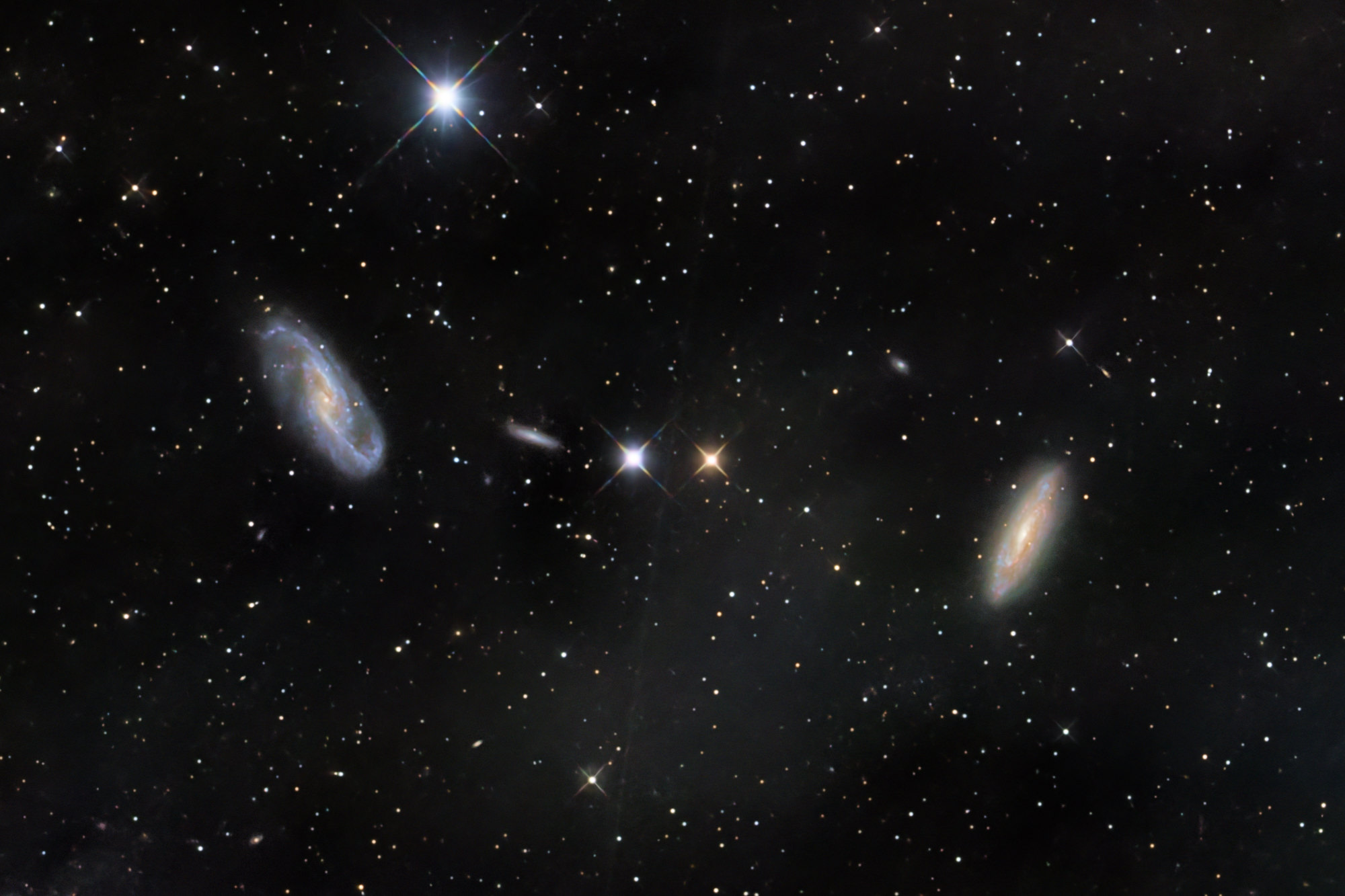 Die Galaxien NGC 4536 links, NGC 4533 in der Mitte und NGC 4527 rechts befinden sich im Sternbild Jungfrau und haben eine hohe Sternentstehungsrate
